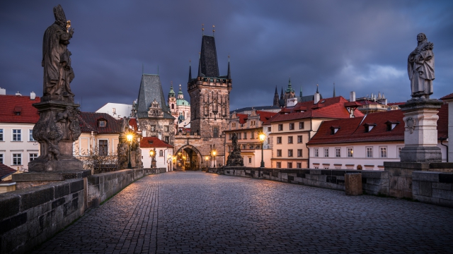 布拉格 古色城堡 街头夜景 5K壁纸