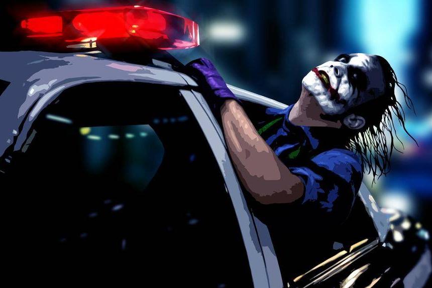 小丑在警车里探出头的高清壁纸