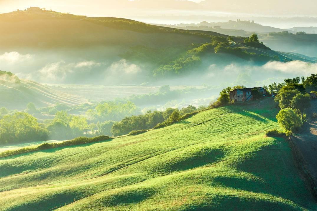 意大利托斯卡纳朝阳驱散绿色田野上的迷雾风景高清壁纸