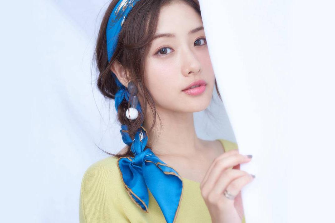 日本美女石原里美都带蓝丝巾白色窗帘高清壁纸