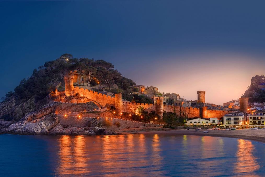 西班牙滨海托萨布拉瓦海岸城市夜景高清壁纸