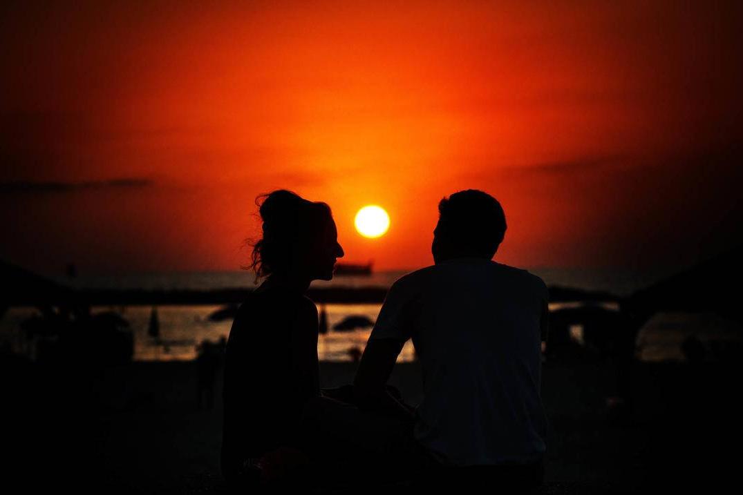 沙滩黄昏红色天空情侣写真剪影高清壁纸